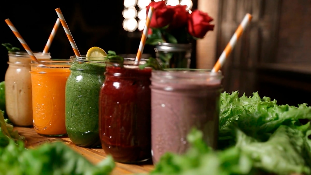 Green smoothie being poured representing how kale's folate, magnesium, sulforaphane, and quercetin calm the biochemical signals that drive emotional eating and cravings