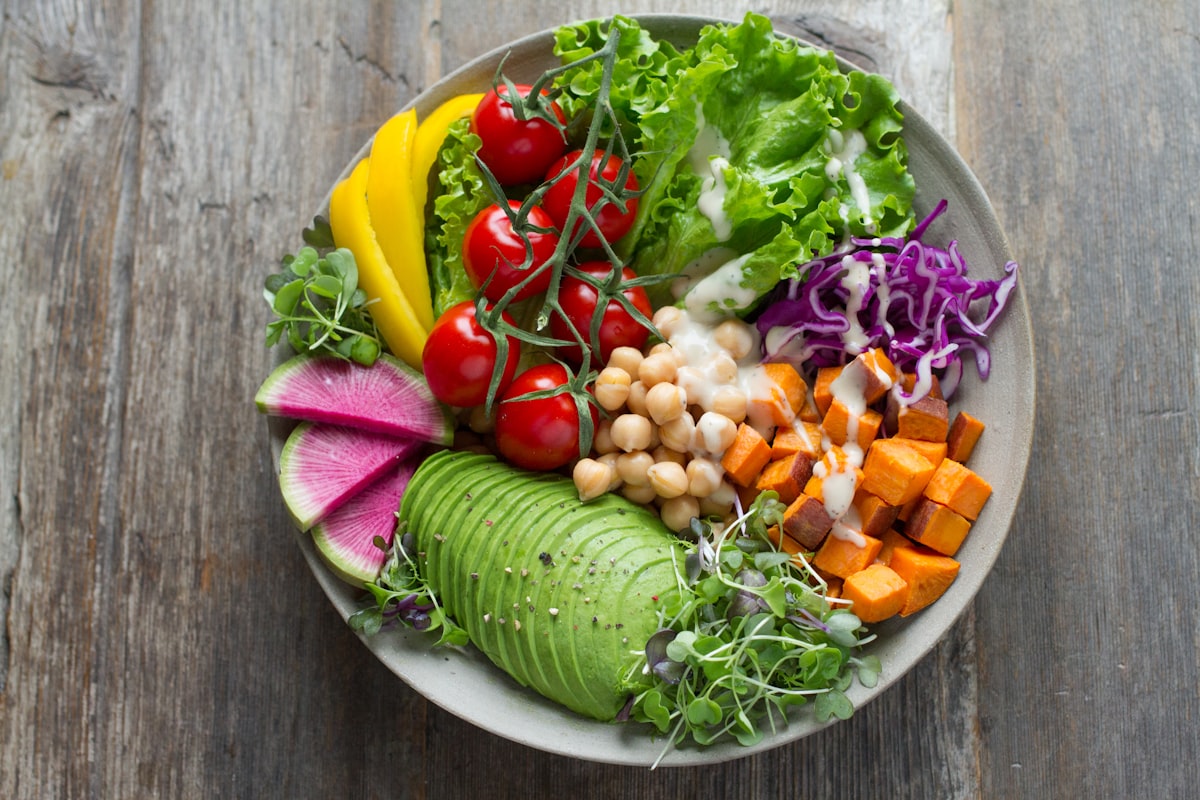Colorful healthy meal with vegetables representing how eating greens first before carbs blunts postprandial glucose spikes through fiber, glucosinolates, quercetin, and GLP-1 stimulation
