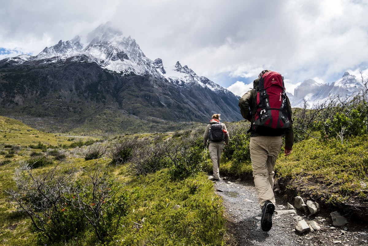 Two hikers on a mountain trail representing how kale's electrolytes, antioxidants, and sulforaphane fuel outdoor activity and speed recovery over Labor Day weekend