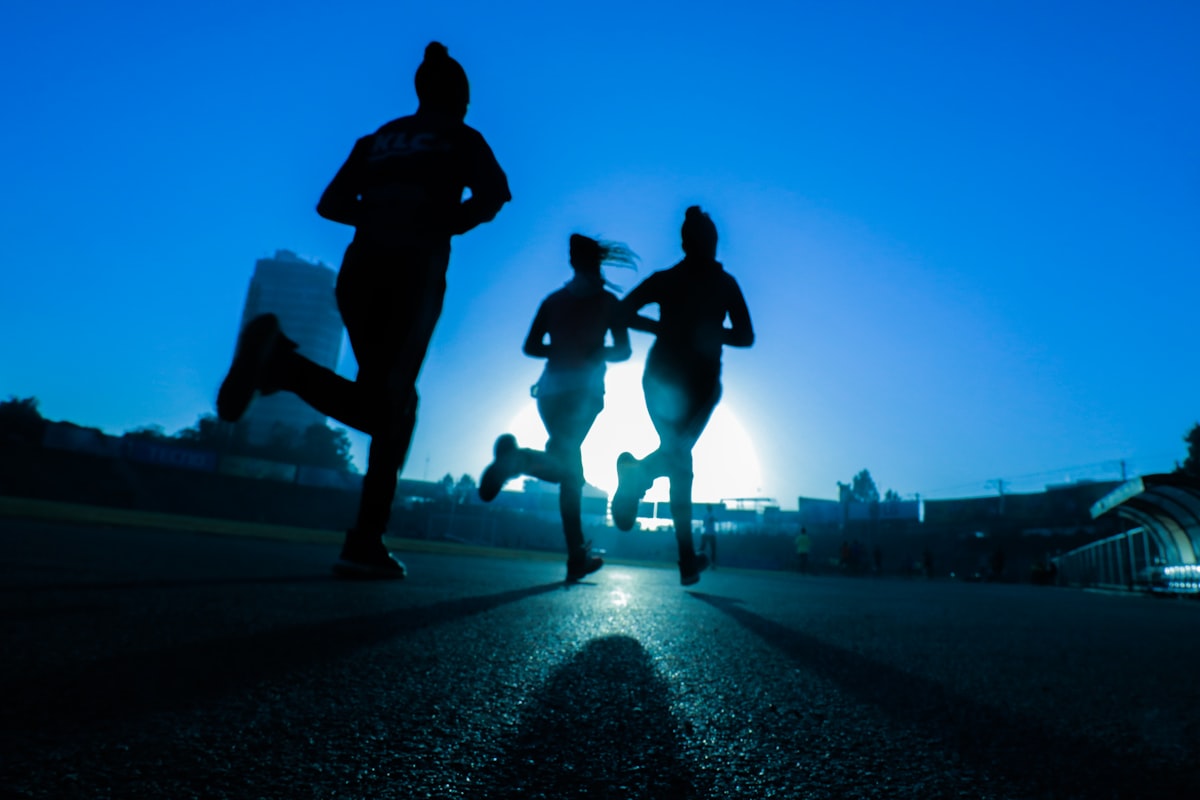 Runner outdoors representing how kale's dietary nitrates, magnesium, iron, quercetin, and sulforaphane support pre-workout energy, blood flow, and endurance performance