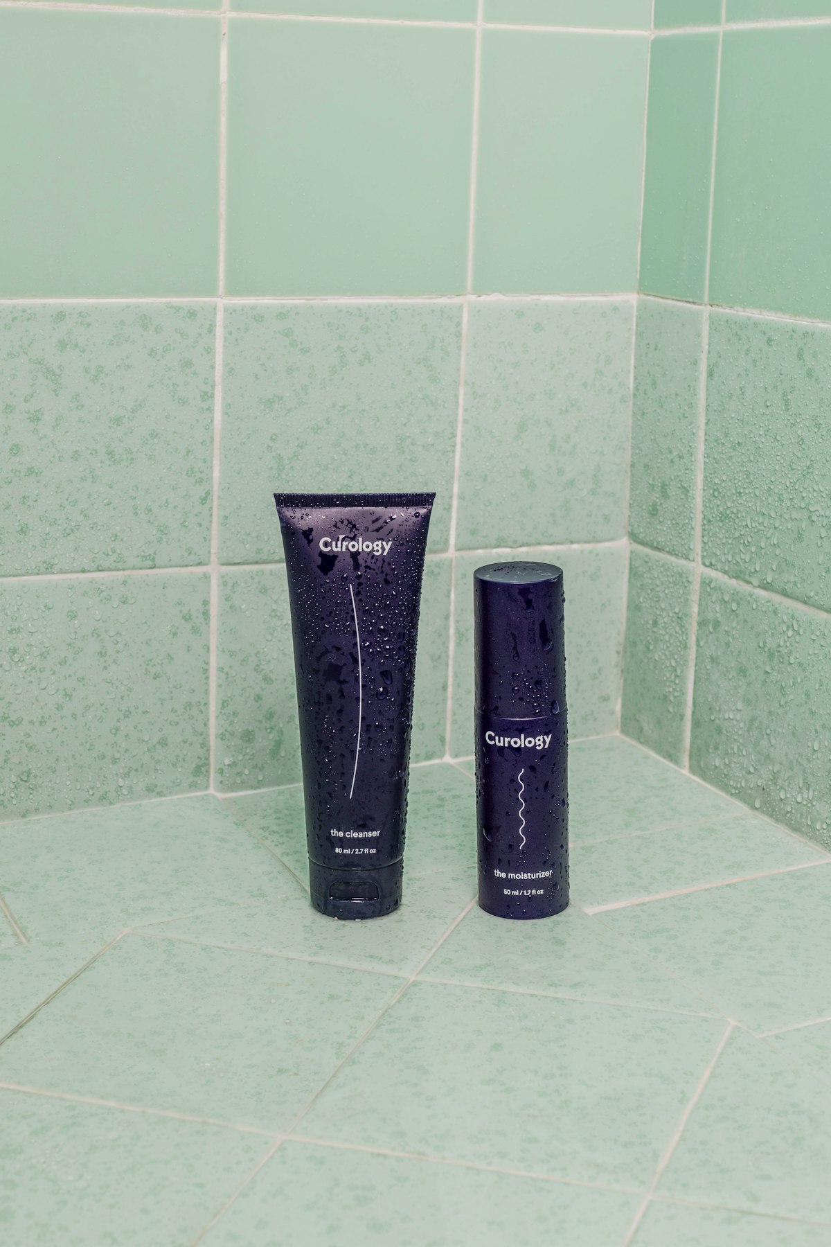 Green supplement powder and vitamins — kale vs multivitamins